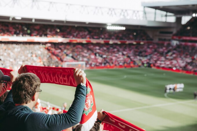 Photo de Tembela Bohle: https://www.pexels.com/fr-fr/photo/gens-banniere-stade-football-10463646/