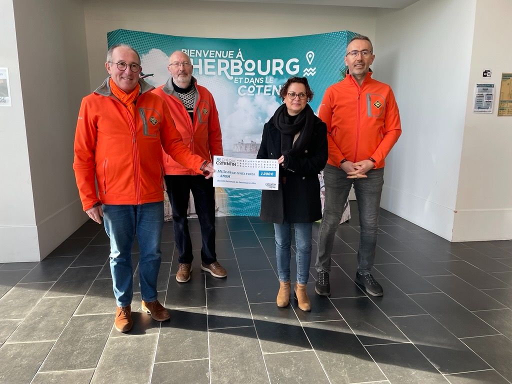 Remise du don à la SNSM. CR : Office de tourisme du Cotentin